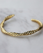 Bracelete MB Semijoias Dourado Entrelaçado Curvado Ajustável