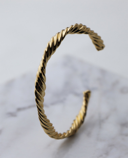 Bracelete MB Semijoias Dourado Entrelaçado Curvado Ajustável