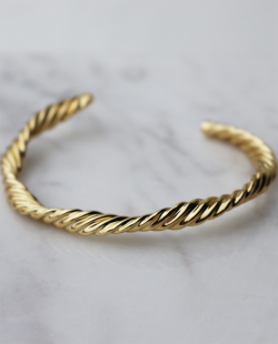 Bracelete MB Semijoias Dourado Entrelaçado Curvado Ajustável